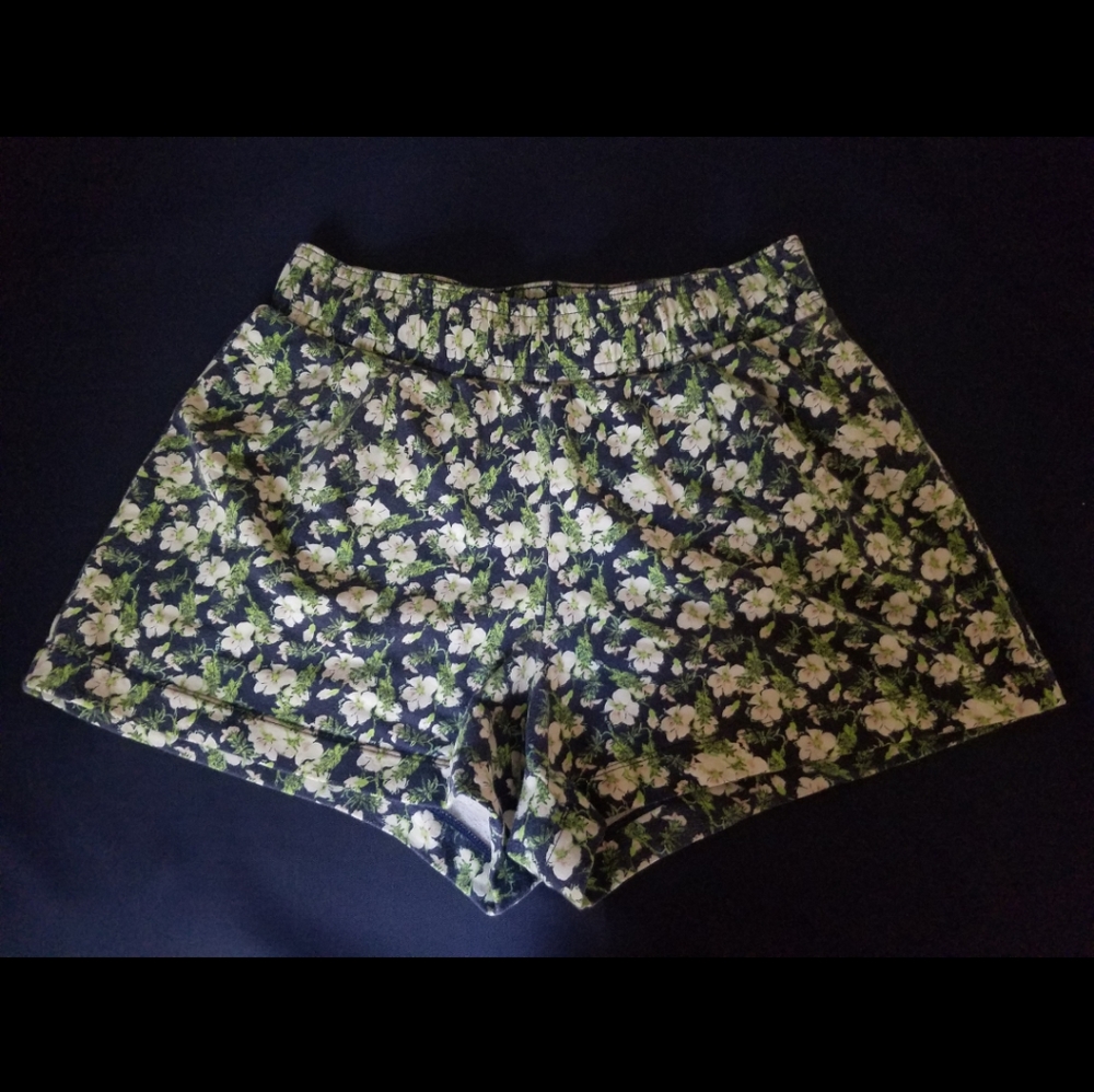 Uniqlo floral high waisted elastic shorts